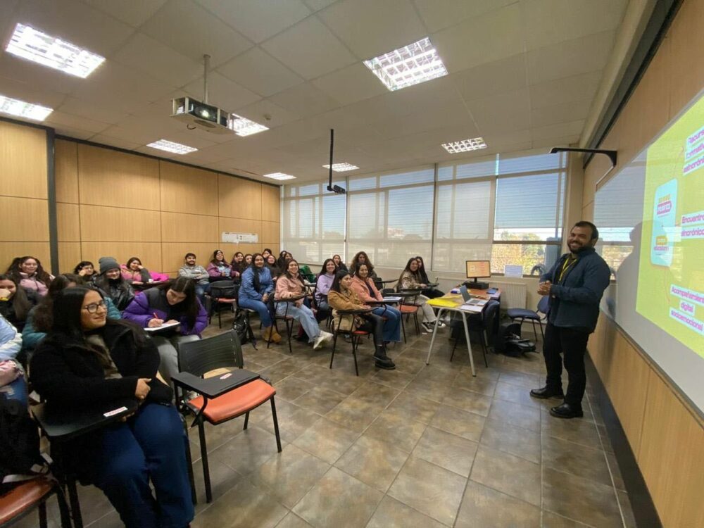 Felipe Vergara, Coordinador del Programa Somos Profes - Somos Educadores, dictando un taller acerca de la Construcción de Identidad. 