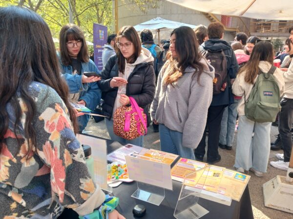 ¡Participamos en ferias laborales y talleres de bienestar docente en la Universidad Católica del Maule, Universidad Metropolitana de Ciencias de la Educación y la Pontificia Universidad Católica!